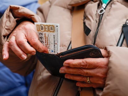 Una mujer guardando un décimo en su cartera en Zaragoza (Aragón), el pasado 3 de diciembre.