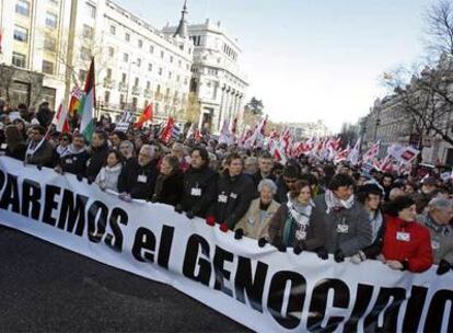 Actores conocidos, Federico Mayor Zaragoza y Rosa María Mateo sujetan la pancarta.