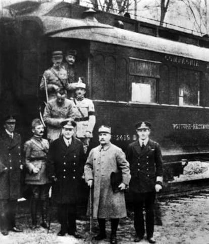 Foto de familia de los firmantes del armisticio en Compiègne, el 11 de noviembre de 1918.