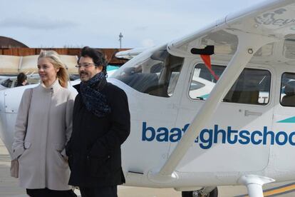 Egle Vaitkeviciute i Isidre Gavín, a l'aeroport Lleida-Alguaire.