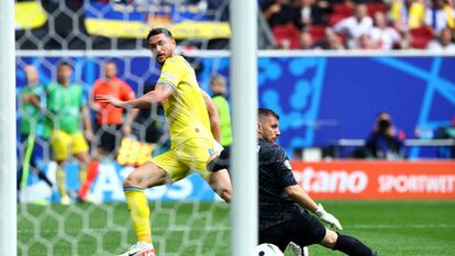 Yaremchuk logra con un sutil toque el gol del triunfo de Ucrania ante Eslovaquia.