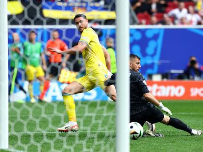 Yaremchuk logra con un sutil toque el gol del triunfo de Ucrania ante Eslovaquia.