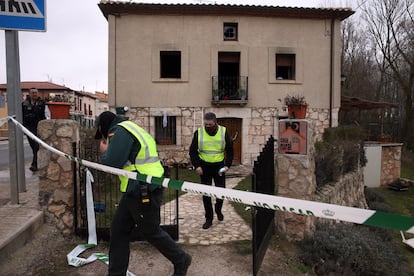 Seis personas de una misma familia, tres de ellas menores, han fallecido esta madrugada en un incendio de una casa rural en Tordómar (Burgos). En la imagen, agentes de Guardia Civil abandonan la casa.