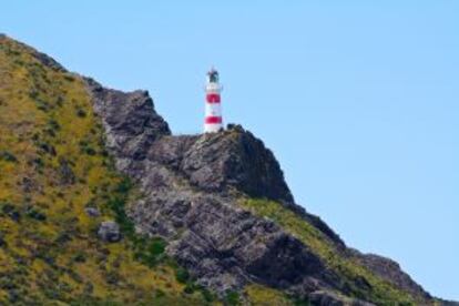 Encaramado en el cabo Hook, este faro guía a los barcos en el estrecho de Cook, junto al extremo sur de la isla Norte de Nueva Zelanda.