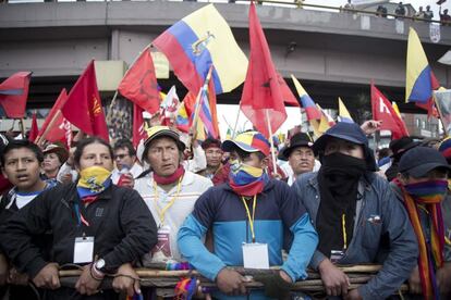 El grupo de seguridad espera para seguir avanzando en la marcha indígena