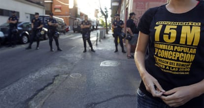 Agentes de policía, en el cordón establecido en torno a la vivienda.