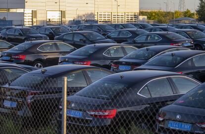Cientos de coches de VTC del Grupo Auro, aparcados este martes en una zona industrial en Vicálvaro en Madrid.