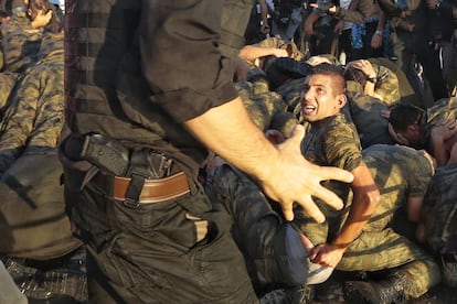 Un oficial de policía turco junto a un grupo de soldados detenidos tras el intento del golpe de Estado en Estambul, Turquía.