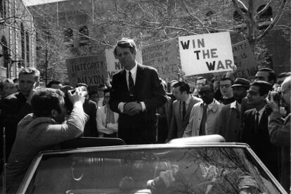 Imagem sem data de Robert Kennedy em um ato eleitoral durante a campanha para as eleições presidenciais dos EUA.