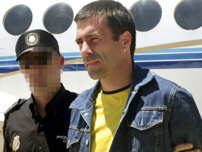 El exjefe de ETA Juan Fernández de Iradi, alias 'Susper', a su llegada a Madrid tras ser entregado temporal por las autoridades francesas en junio de 2010 para ser juzgado en España.