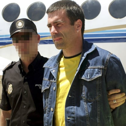 El exjefe de ETA Juan Fernández de Iradi, alias 'Susper', a su llegada a Madrid tras ser entregado temporal por las autoridades francesas en junio de 2010 para ser juzgado en España.