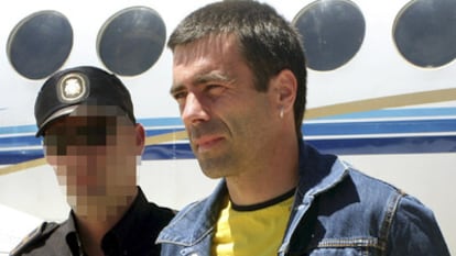 El exjefe de ETA Juan Fernández de Iradi, alias 'Susper', a su llegada a Madrid tras ser entregado temporal por las autoridades francesas en junio de 2010 para ser juzgado en España.