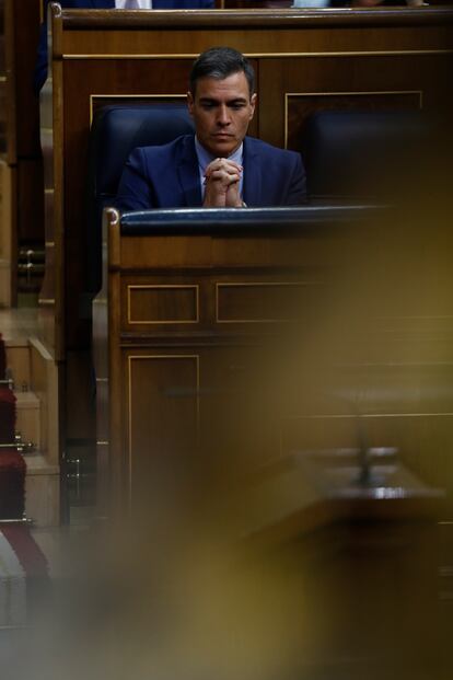 El presidente del Gobierno, Pedro Sánchez, espera el resultado de la primera votación de las resoluciones del debate sobre el estado de la nación, en el Congreso de los Diputados el pasado jueves.