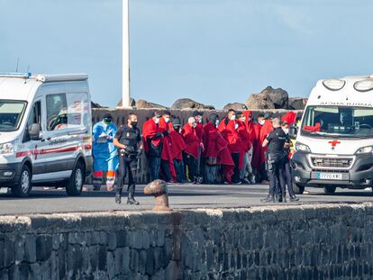 Un grupo de marroquíes aguarda en el puerto de Arrecife (Lanzarote) tras ser rescatados por Salvamento Marítimo el 15 de abril pasado.