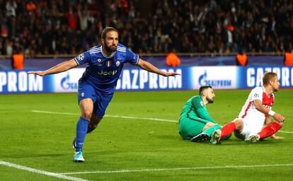 Higua&iacute;n celebra su segundo gol al M&oacute;naco.