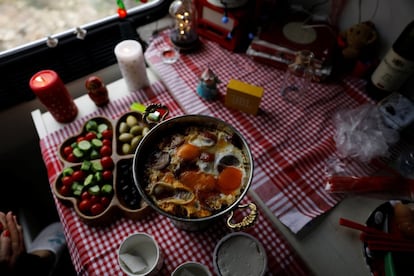 Café da manhã preparado por Vasfiye Filiz, de 43 anos, e Nurcan Guner, de 40 anos, a bordo do Expresso do Leste.