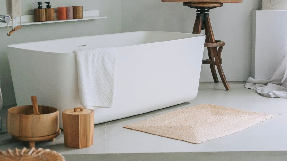 La alfombra perfecta para el baño existe y es de diatomita: se seca al instante y evita los malos olores