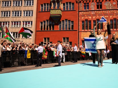 Yuval Raphael, representante de Israel, desfila en la apertura de Eurovisión 2025 en Basilea, Suiza, mientras el público ondea banderas palestinas.