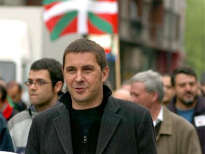 Arnaldo Otegi, en cabeza de la manifestación de Batasuna en Vitoria.