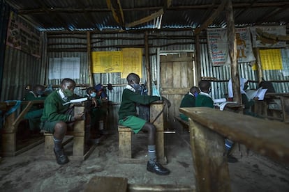 Los alumnos vuelven a las aulas de un colegio de Nairobi que estuvo cerrado nueve meses por la crisis del coronavirus.