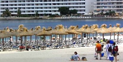 Turistas en la  playa de Santa Ponsa (Mallorca).  