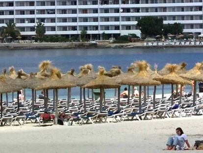 Turistas en la  playa de Santa Ponsa (Mallorca).  