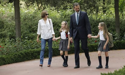 El rey Felipe VI recibido en el Palacio de la Zarzuela por la reina Letizia y sus hijas Leonor y Sofía a su regreso de Aquisgrán, donde asistió a la entrega del Premio Carlomagno.