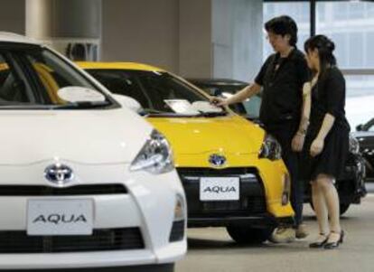 Dos mujeres observan un coche modelo Aqua en un concesionario en Tokio (Japón). EFE/Archivo