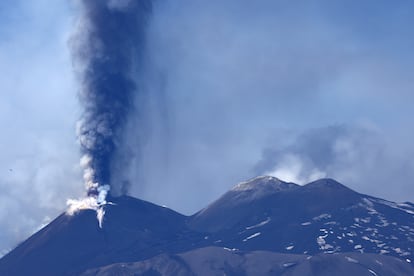 El Instituto Nacional de Geofísica y Vulcanología de Catania ha informado de que probablemente se ha derrumbado parte de la pared del cráter de sudeste del volcán, que se originó en 2007 y que es el lugar donde se han producido frecuentes erupciones en los últimos años.