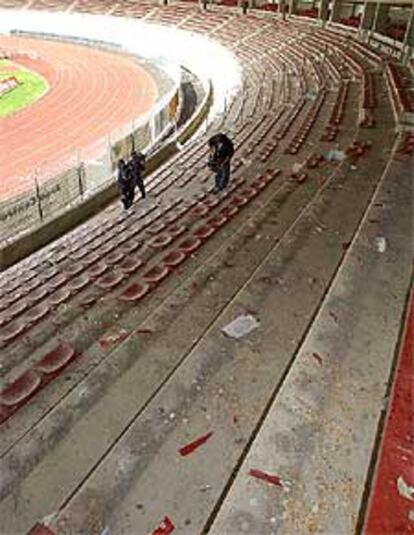 La última víctima mortal de la violencia en el fútbol español es Manuel Ríos, un seguidor del Deportivo de La Coruña que fue agredido por un ultra de su propio equipo tras el partido de Copa del Rey contra el Compostela. Aunque la agresión se produjo fuera del estadio, dentro del campo los destrozos causados por los violentos fueron espectaculares.