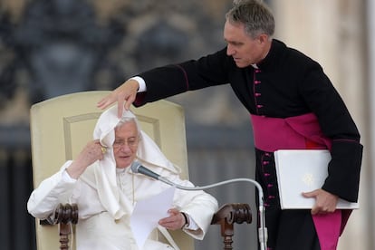 El papa Benedicto XVI es ayudado por su secretario personal, Georg Gänswein, durante la audiencia semanal en la plaza de San Pedro, en el Vaticano, el 26 de septiembre de 2012. Secretario de Ratzinger desde 2003 (dos años antes de ser Papa), fue apodado ‘Georg Clooney’ por la prensa por su apuesta figura, que hasta inspiró una colección de moda de la diseñadora Donatella Versace. Aficionado al tenis, trabajó de cartero y profesor de esquí, hasta ser ordenado sacerdote en 1984. Muchos vaticanistas apostaron que se vería afectado por el ‘Vatileaks’, el robo de papeles personales de Benedicto XVI. Pero no fue así, el Papa le nombró prefecto de la Casa Pontificia y le ordenó arzobispo.