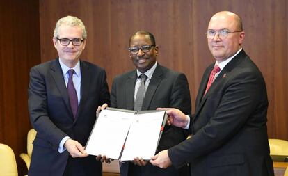 Pabo Isla, a la izquierda, con Valter Sanches (a la derecha) y Moussa Oumarou, de la OIT, tras la firma del acuerdo.