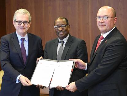 Pabo Isla, a la izquierda, con Valter Sanches (a la derecha) y Moussa Oumarou, de la OIT, tras la firma del acuerdo.
