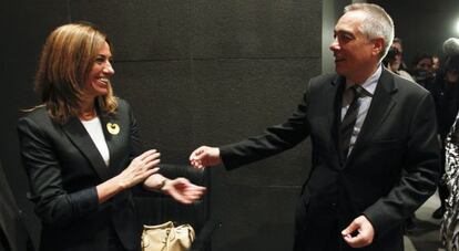 Carme Chacón saluda a Pere Navarro, ayer en el Congreso.