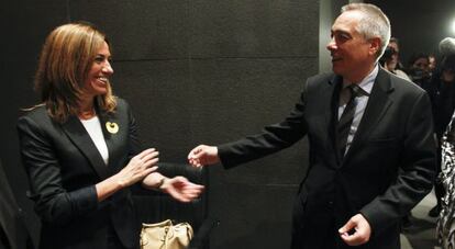 Carme Chac&oacute;n saluda a Pere Navarro, ayer en el Congreso.