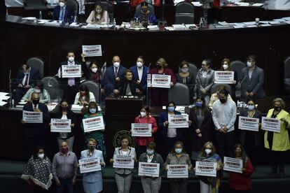 Diputados de la oposición protestan en el Congreso contra la eliminación de 109 fideicomisos