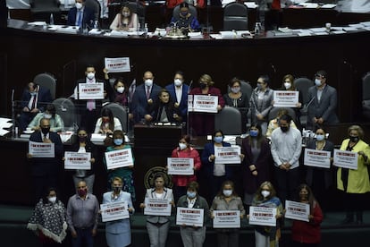 Diputados de la oposición protestan en el Congreso contra la eliminación de 109 fideicomisos