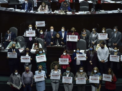 Diputados de la oposición protestan en el Congreso contra la eliminación de 109 fideicomisos