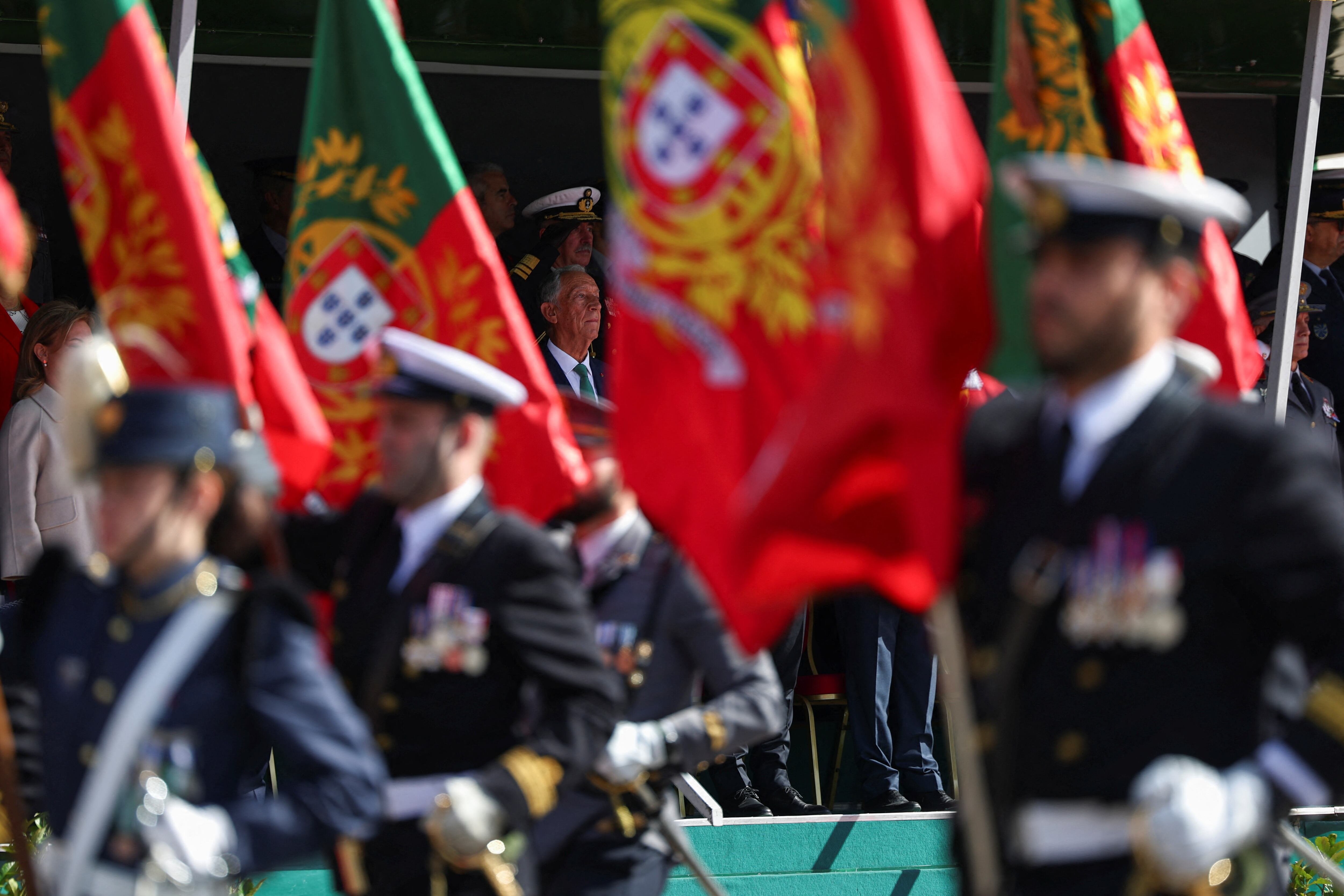 El presidente portugués, Marcelo Rebelo de Sousa, observa el desfile militar durante la ceremonia conmemorativa celebrada este jueves por el aniversario de la Revolución de los Claveles.