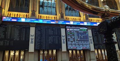 Vista del panel con la cotización del Ibex 35 en el parqué madrileño de la Bolsa. 