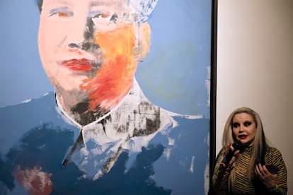 La cantante Alaska con el cuadro 'Mao' en la exposición 'Warhol & Vijande,
