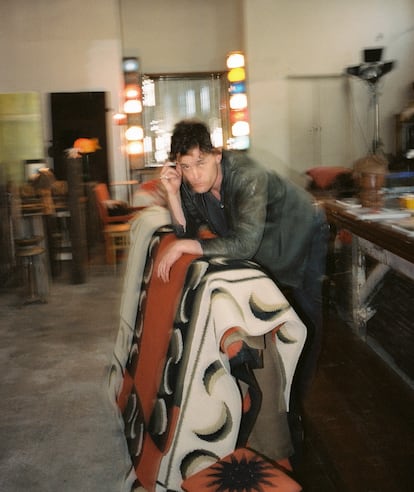 Gallacher posa con una de las alfombras que ha producido con la diseñadora Christine Van Der Hurd.