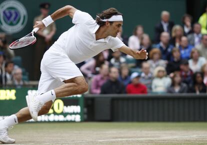 Federer corre hacia la pelota durante la final de Wimbledon frente a Nadal. El español se proclamó vencedor. (6/07/2008)