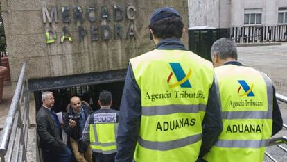 Agentes de la policía y Aduanas, durante la redada en A Pedra