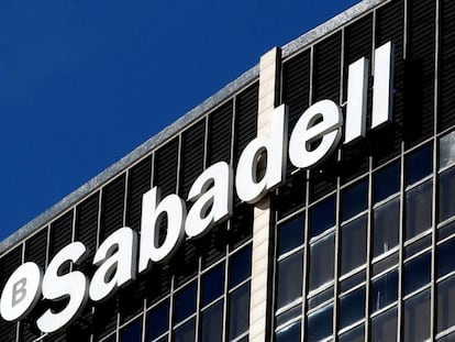 Sabadell recibe 2.100 peticiones para adherirse al ERE, un 52% más de las salidas mínimas pactadas
