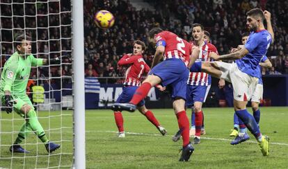 Godín marca el gol de la victoria.