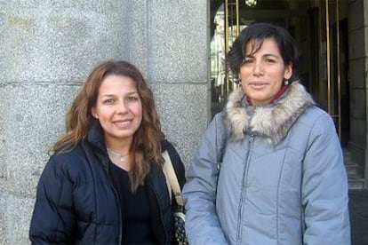 Patricia y Katia, inmigrantes peruanas llegadas recientemente a España, ayer por la mañana en Madrid, tras realizar los trámites para su empadronamiento.
