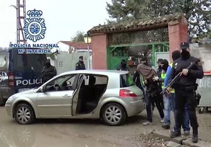 Imagen facilitada por la Polic&iacute;a Nacional de la detenci&oacute;n en el poblado chabolista de la Ca&ntilde;ada Real (Madrid) de uno de los tres supuestos yihadistas que manten&iacute;an contactos por Internet con desplazados a Siria y a quienes hab&iacute;an ofrecido atentar en Madrid. 