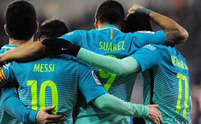 Luis Suárez celebra con sus compañeros su último gol al Eibar.