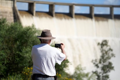 Un hombre hace una foto al Embalse del Gergal, este lunes en Sevilla.